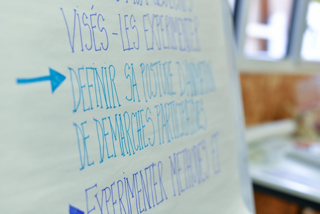 Texte écrit en bleu sur un paperboard (illustration)