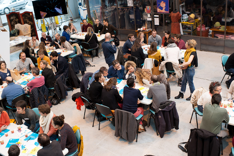 Groupes de personnes assises autour de tables